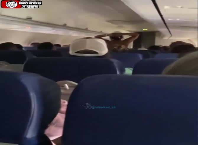 Video :Before departure, a passenger strips and interferes with a Southwest flight